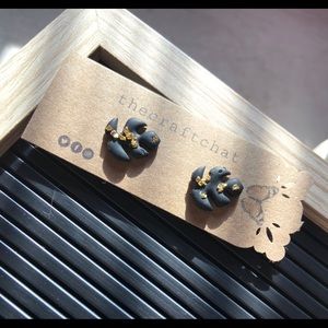 Leaf black gold stud earrings